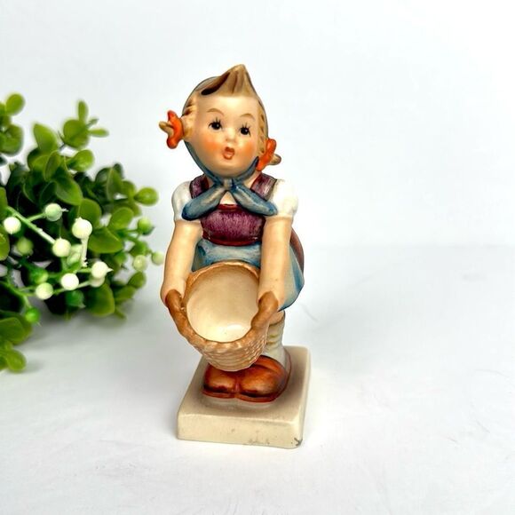 Goebel Hummel “Little Helper" Girl Figurine #73 West Germany Vintage 4” - Picture 4 of 10